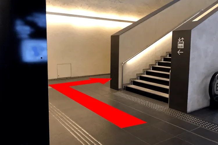 4.階段脇にエレベーターがございます。1階までお上がりください。
