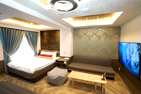 ダブルベッドとソファーベッドで最大定員4名様のお部屋です。