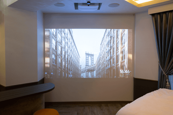 スタンダードなお部屋と同様100インチプロジェクターが完備