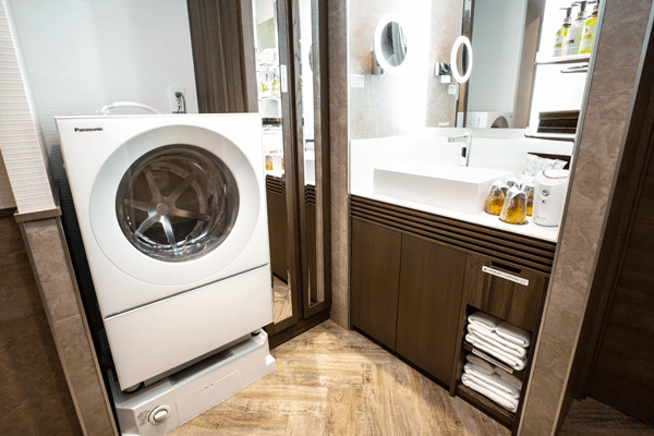 最新のドラム式洗濯機と独立洗面台・拡大鏡を完備