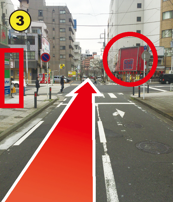 大きな通りにでたらそのまま直進してください。左のファミマと赤いテントの建物が目印です!